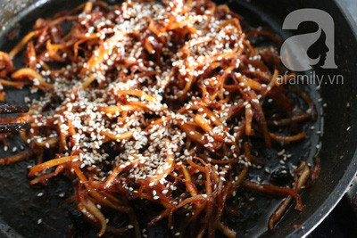 Sau cùng bạn rắc vừng rang lên và lấy mực ngào kiểu Hàn ra đĩa nhé! Sau cùng bạn rắc vừng rang lên và lấy mực ngào kiểu Hàn ra đĩa nhé!