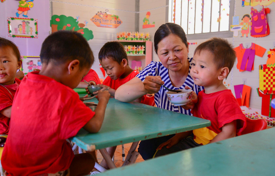 Trẻ em dân tộc Cống ở Púng Bon được đến trường đầy đủ, đúng độ tuổi. Trẻ em dân tộc Cống ở Púng Bon được đến trường đầy đủ, đúng độ tuổi.