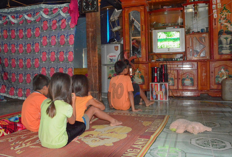 Có điện lưới quốc gia, nhiều nhà ở Púng Bon sắm tivi phục vụ giải trí và nắm bắt thông tin. Có điện lưới quốc gia, nhiều nhà ở Púng Bon sắm tivi phục vụ giải trí và nắm bắt thông tin.