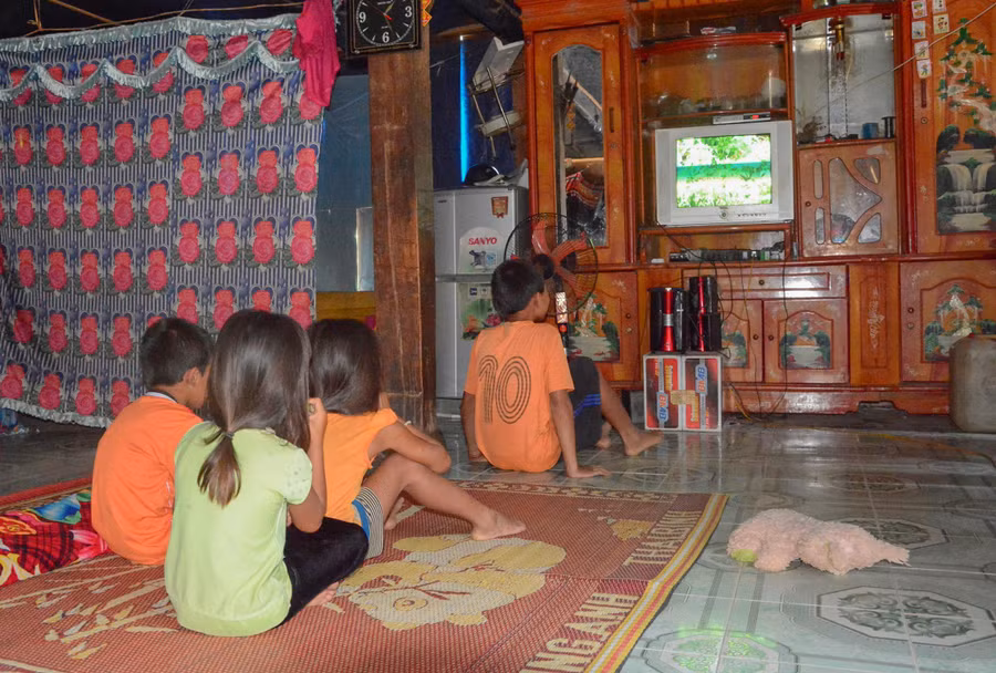 Có điện lưới quốc gia, nhiều nhà ở Púng Bon sắm tivi phục vụ giải trí và nắm bắt thông tin. Có điện lưới quốc gia, nhiều nhà ở Púng Bon sắm tivi phục vụ giải trí và nắm bắt thông tin.