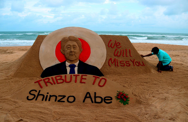 Nghệ sĩ cát Sudarsan Pattnaik đã tạo ra một tác phẩm điêu khắc của ông Abe tại một bãi biển ở Puri, Ấn Độ.