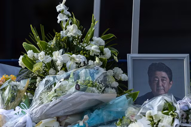 Những bông hoa đặt tại bức chân dung của cựu Thủ tướng Shinzo Abe trên bàn tại trụ sở Đảng Dân chủ Tự do ở Tokyo, Nhật Bản, vào ngày 11 tháng 7.