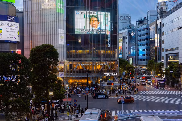 Màn hình tại Giao lộ Shibuya của Tokyo hiển thị tin tức về sự ra đi của ông Abe.