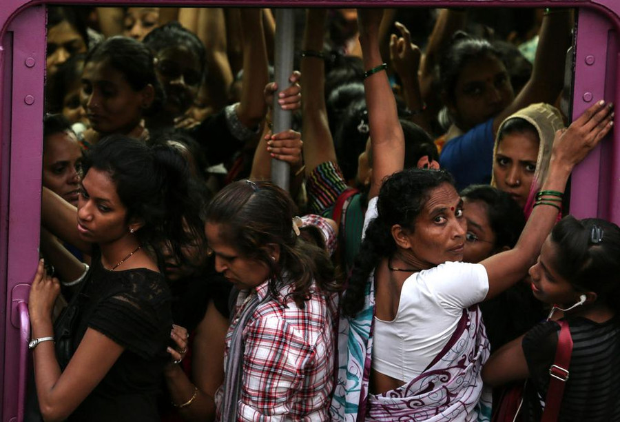 Những phụ nữ đứng bên trong một toa tàu chật chội ở Mumbai, Ấn Độ