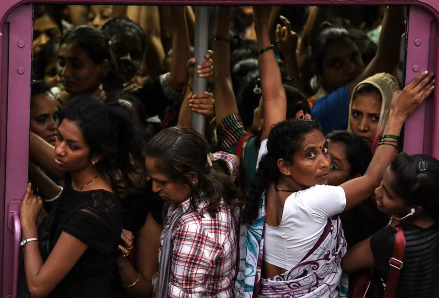 Những phụ nữ đứng bên trong một toa tàu chật chội ở Mumbai, Ấn Độ Những phụ nữ đứng bên trong một toa tàu chật chội ở Mumbai, Ấn Độ