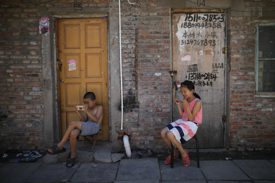 Trẻ em chơi điện thoại di động tại quận Changping, Bắc Kinh, Trung Quốc
