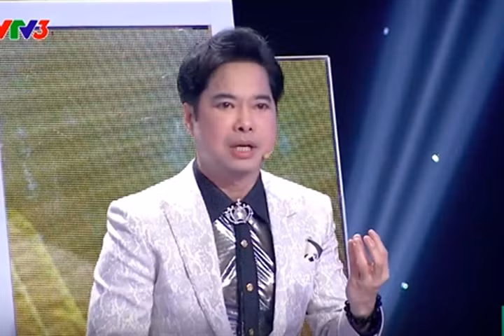 Ca sĩ Ngọc Sơn lúng túng, không vững lập trường trên ghế nóng