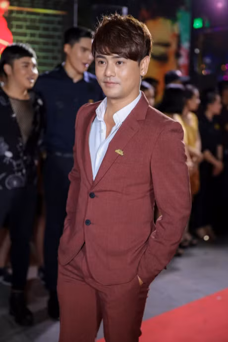 Vo chong Binh Minh tinh cam khi xuat hien cung dan sao tren tham do - Anh 8