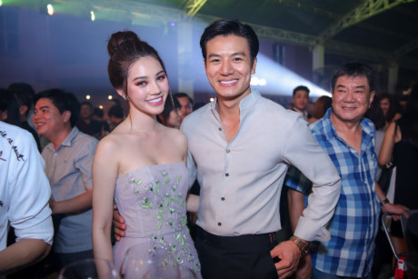 Vợ chồng Bình Minh tình cảm khi xuất hiện cùng dàn sao trên thảm đỏ - Ảnh 7 Vo chong Binh Minh tinh cam khi xuat hien cung dan sao tren tham do - Anh 7