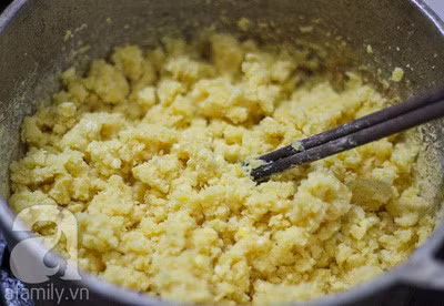 Lam banh ran luc lac nong hoi - mon banh dang 