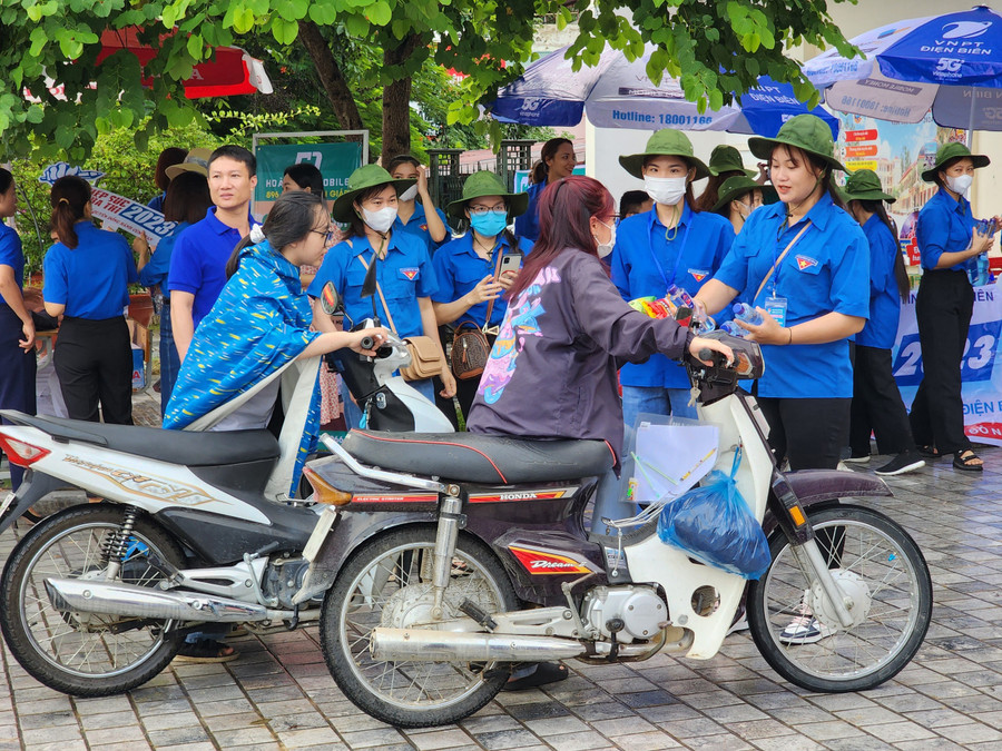 Tiếp sức thí sinh tại điểm thi Trường THPT TP. Điện Biên Phủ.