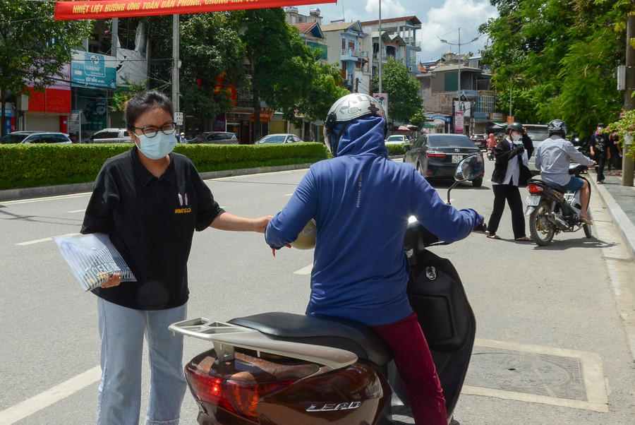 Nhiều thí sinh được phụ huynh đưa đến điểm thi từ rất sớm. Nhiều thí sinh được phụ huynh đưa đến điểm thi từ rất sớm.
