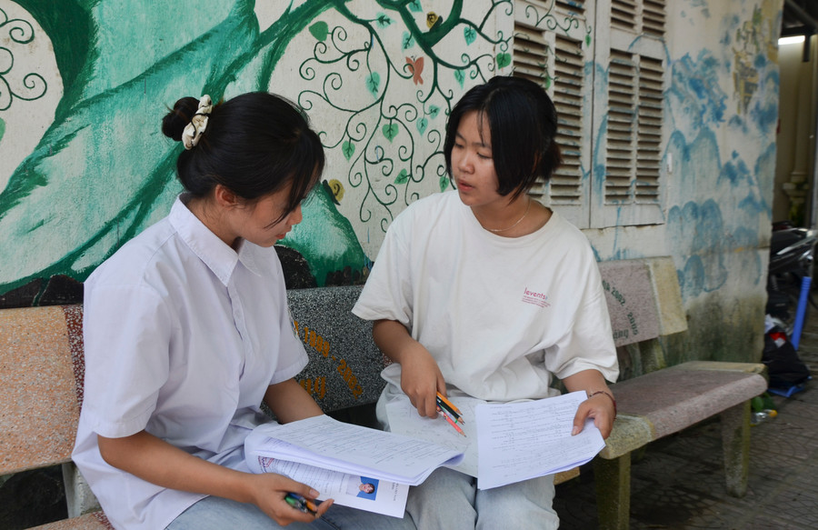 Thí sinh Mai Ngọc Diệp (bên phải) trao đổi với bạn về đề sau khi kết thúc môn Toán. Thí sinh Mai Ngọc Diệp (bên phải) trao đổi với bạn về đề sau khi kết thúc môn Toán.