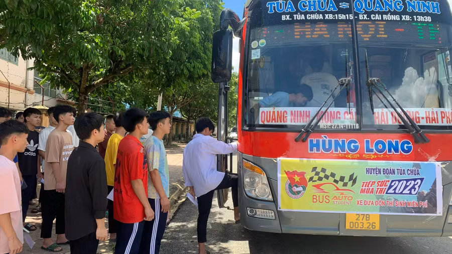 Xe khách hỗ trợ đưa, đón học sinh Trường PTDTNT THPT huyện Tủa Chùa đến điểm thi.