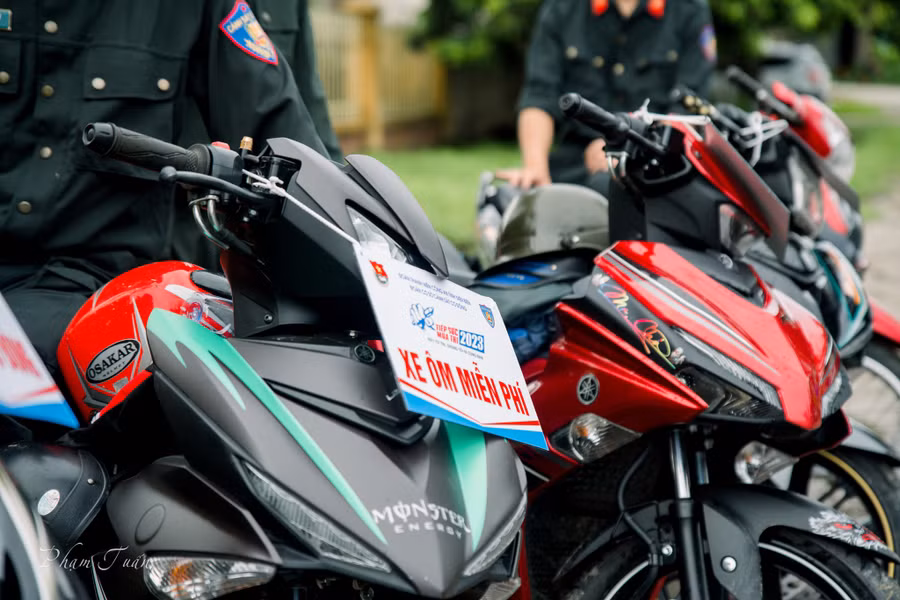 Những chiếc xe ôm miễn phí chờ sẵn để hỗ trợ thí sinh. Ảnh Phạm Tuấn.