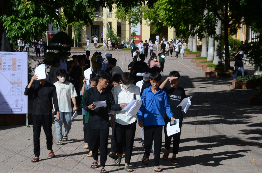 Những thí sinh đầu tiên tại điểm thi Trường THPT TP. Điện Biên Phủ rời phòng thi. Những thí sinh đầu tiên tại điểm thi Trường THPT TP. Điện Biên Phủ rời phòng thi.