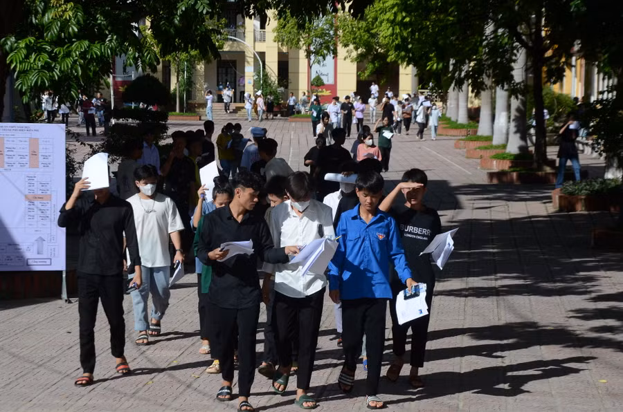 Những thí sinh đầu tiên tại điểm thi Trường THPT TP. Điện Biên Phủ rời phòng thi.