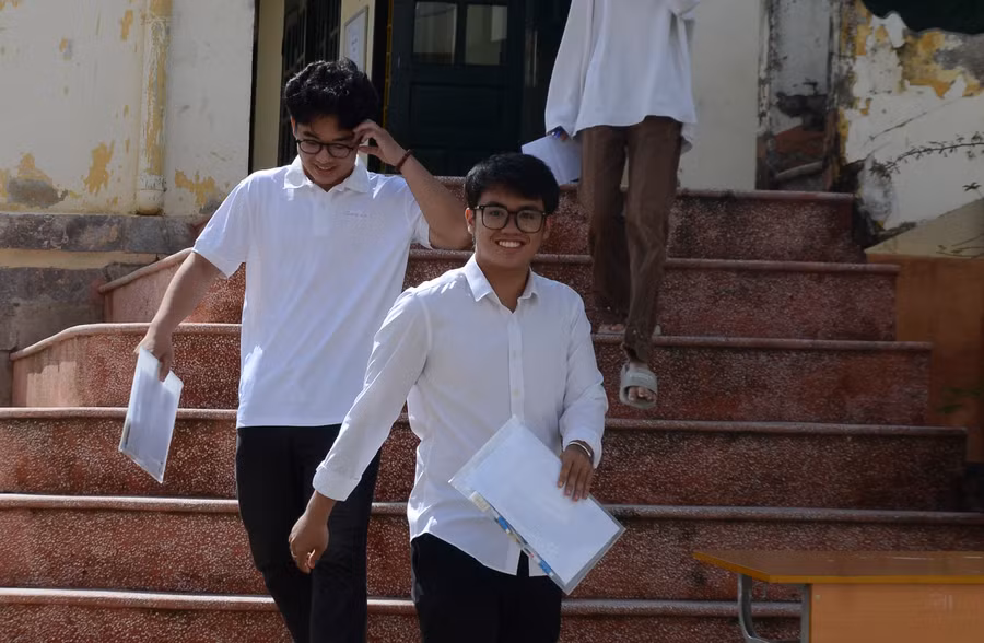 Thí sinh đầu tiên bước ra khỏi phòng thi tại điểm thi Trường THPT chuyên Lê Quý Đôn.