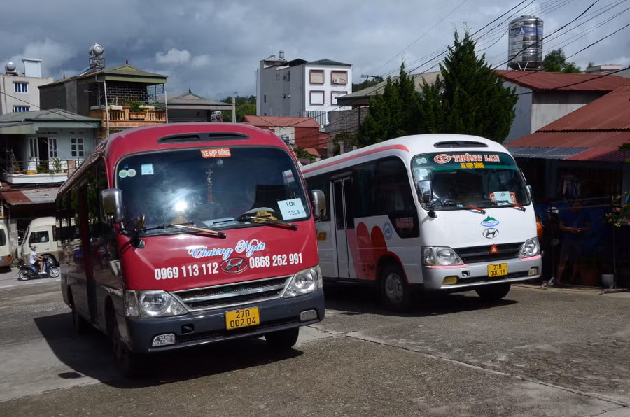 Trước giờ kết thúc môn thi, xe khách đón học sinh Trường PTDTNT tỉnh Điện Biên đã chờ sẵn tại điểm thi.