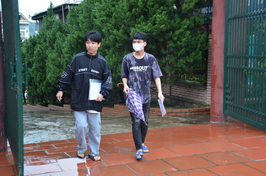 Thời tiết mát mẻ, thí sinh tại điểm thi Trường THPT Phan Đình Giót đến sớm.