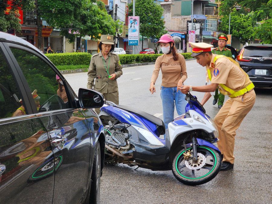 Đội ngũ tình nguyện viên lực lượng Công an có mặt tại các điểm thi nhằm đảm bảo an ninh trật tự, an toàn giao thông và hỗ trợ thí sinh. Đội ngũ tình nguyện viên lực lượng Công an có mặt tại các điểm thi nhằm đảm bảo an ninh trật tự, an toàn giao thông và hỗ trợ thí sinh.