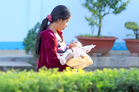 Tắm nắng cho bé sơ sinh: Không đơn giản cứ đem ra Tam nang cho be so sinh: Khong don gian cu dem ra