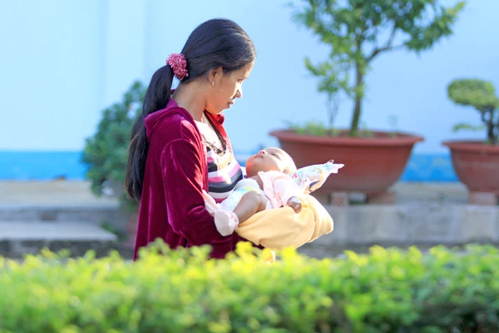 Tắm nắng cho bé sơ sinh: Không đơn giản cứ đem ra "phơi" là được!