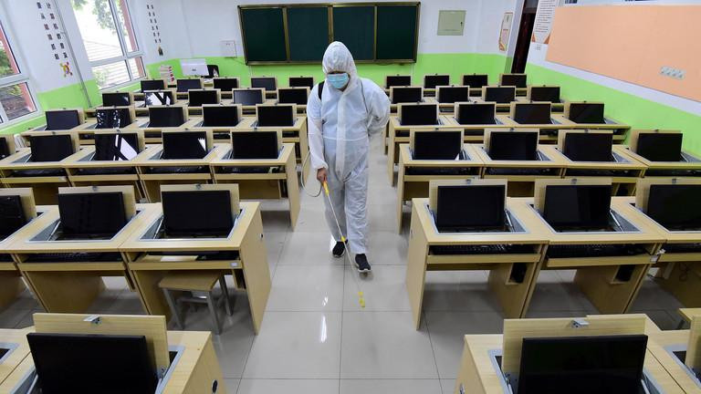 Việc khử khuẩn tại một lớp học ở Trung Quốc. (Ảnh: AFP).