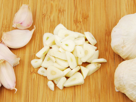 12 thực phẩm tốt nhất giúp chữa ngộ độc thực phẩm Tỏi: Do tính chất kháng khuẩn, kháng nấm và kháng virus, tỏi được xem là một trong những loại thuốc tốt nhất chữa ngộ độc thực phẩm. Nó giúp bạn khỏi tiêu chảy và giảm đau dạ dày.