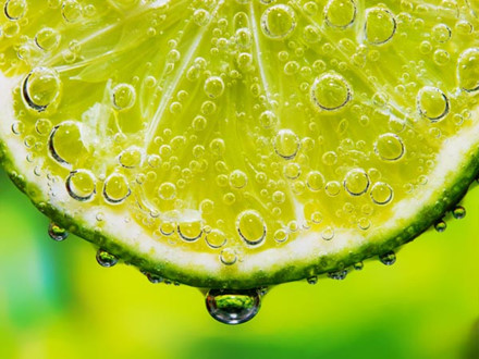 12 thực phẩm tốt nhất giúp chữa ngộ độc thực phẩm Chanh: Để tiêu diệt các vi khuẩn gây ngộ độc thực phẩm, bạn có thể sử dụng chanh. Các thành phần chống viêm, kháng khuẩn và kháng virus của chanh sẽ cho bạn sự cứu trợ tốt nhất. Bạn có thể làm một dung dịch nước chanh ấm và nhâm nhi nó nhiều lần. Nó sẽ giúp thanh lọc và làm sạch cơ thể của bạn.