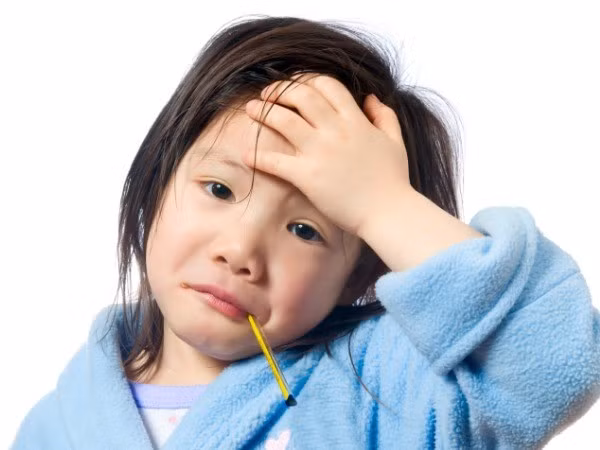 Nắng 40 độ C: Làm gì khi trẻ bị sốc nhiệt, đột quỵ