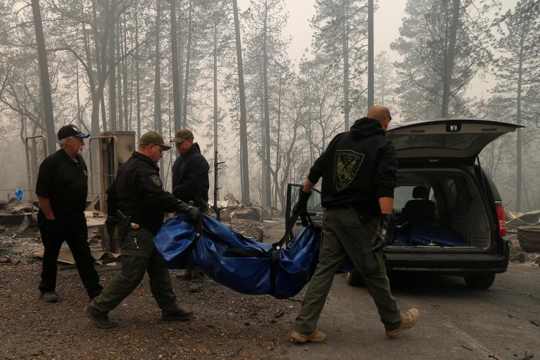 Con số người chết trên toàn bang California là 44 người. Camp là vụ cháy có số người thiệt mạng cao nhất từng được ghi nhận tại bang này từ trước đến nay. "Tôi thực sự hy vọng không phải đến đây mỗi đêm để thông báo về số người chết vẫn tiếp tục tăng cao", Cảnh sát trưởng hạt Butte, Kory Honea, nói tại cuộc họp báo tối 12/11. Ảnh: Reuters. Con số người chết trên toàn bang California là 44 người. Camp là vụ cháy có số người thiệt mạng cao nhất từng được ghi nhận tại bang này từ trước đến nay. "Tôi thực sự hy vọng không phải đến đây mỗi đêm để thông báo về số người chết vẫn tiếp tục tăng cao", Cảnh sát trưởng hạt Butte, Kory Honea, nói tại cuộc họp báo tối 12/11. Ảnh: Reuters.