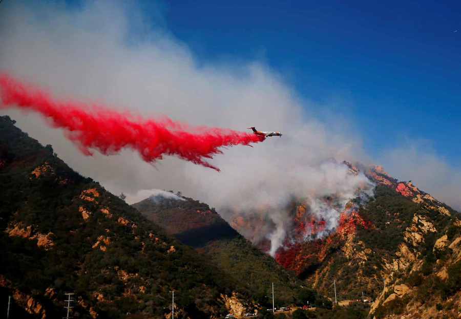 Tổng thống Donald Trump hôm 12/11 đã ban bố báo động thảm họa đối với bang California để hối thúc sự hỗ trợ khẩn cấp liên bang tới người dân và địa phương bị ảnh hưởng. "Chúng tôi sẽ làm mọi thứ có thể để giúp đỡ và bảo vệ những công dân chịu thiệt hại", ông Trump nói. Năm 2017, Bắc California cũng từng phải đối mặt với một loạt vụ cháy khiến 44 người thiệt mạng và hơn 5.000 ngôi nhà bị phá hủy. Ảnh: Reuters. Tổng thống Donald Trump hôm 12/11 đã ban bố báo động thảm họa đối với bang California để hối thúc sự hỗ trợ khẩn cấp liên bang tới người dân và địa phương bị ảnh hưởng. "Chúng tôi sẽ làm mọi thứ có thể để giúp đỡ và bảo vệ những công dân chịu thiệt hại", ông Trump nói. Năm 2017, Bắc California cũng từng phải đối mặt với một loạt vụ cháy khiến 44 người thiệt mạng và hơn 5.000 ngôi nhà bị phá hủy. Ảnh: Reuters.