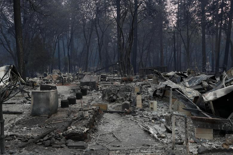 Theo lệnh sơ tán bắt buộc, 52.000 người tại bang California đã được di tản đi nơi khác. Thị trấn Paradise vắng tanh, khu phố yên tĩnh chỉ còn lại tro tàn bay trong không trung. Ảnh: Reuters. Theo lệnh sơ tán bắt buộc, 52.000 người tại bang California đã được di tản đi nơi khác. Thị trấn Paradise vắng tanh, khu phố yên tĩnh chỉ còn lại tro tàn bay trong không trung. Ảnh: Reuters.