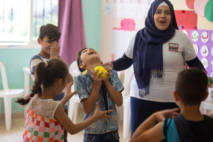 Trẻ em Syria vui thích khi được tham gia các trò chơi trong lớp học tại một trung tâm giáo dục ở Tripoli tại Lebanon. Trẻ em Syria vui thích khi được tham gia các trò chơi trong lớp học tại một trung tâm giáo dục ở Tripoli tại Lebanon.