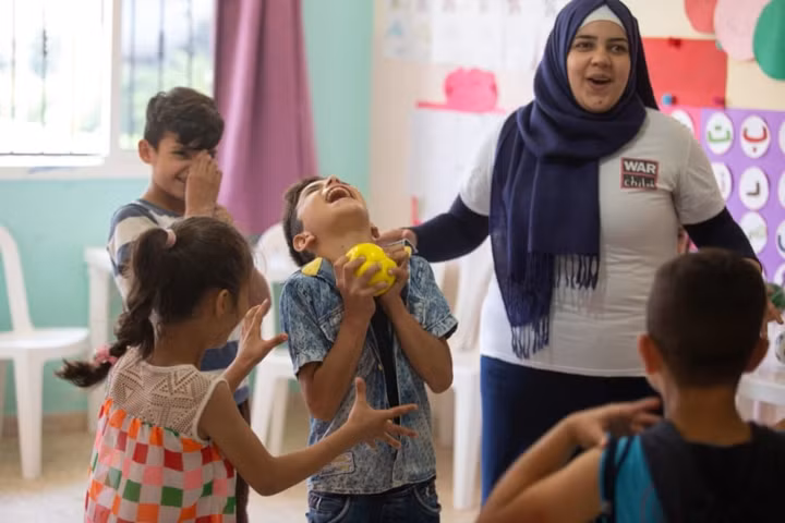 Trẻ em Syria vui thích khi được tham gia các trò chơi trong lớp học tại một trung tâm giáo dục ở Tripoli tại Lebanon.