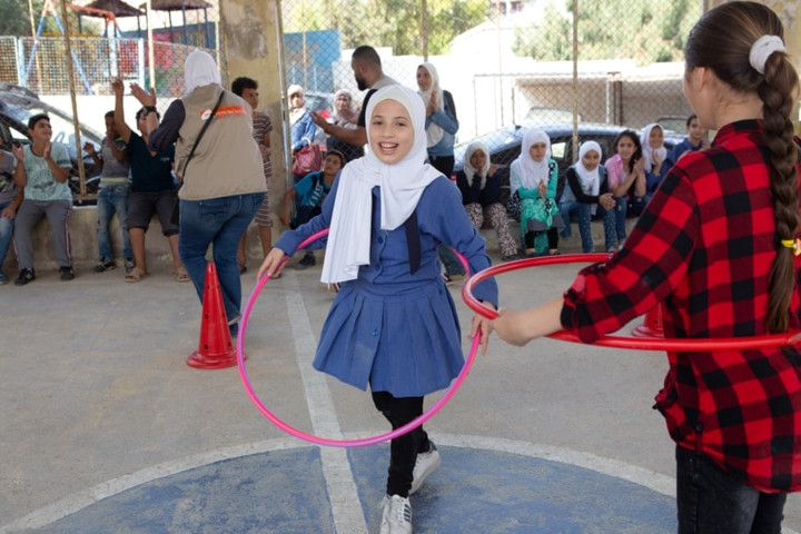 Trẻ em Syria và Jordan tham gia các hoạt động giải trí tại trung tâm giáo dục cộng đồng ở Zarqa, Jordan. Trẻ em Syria và Jordan tham gia các hoạt động giải trí tại trung tâm giáo dục cộng đồng ở Zarqa, Jordan.