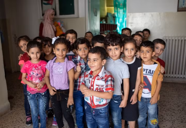 Ánh mắt rạng ngời, đầy tia hy vọng của trẻ em Syria tại một lớp học.