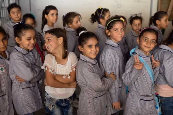 Tại trường công lập Takadom dành cho nữ giới ở Tripoli, trẻ em Syria được hòa nhập với hệ thống giáo dục địa phương.