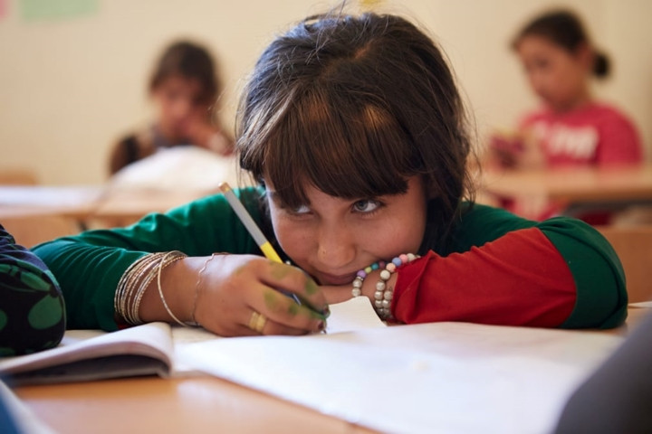 Một bé gái Syria tham gia lớp học đọc viết và làm toán tại Trung tâm Vươn tới Tương lai ở huyện Akkar, thuộc Lebanon Một bé gái Syria tham gia lớp học đọc viết và làm toán tại Trung tâm Vươn tới Tương lai ở huyện Akkar, thuộc Lebanon