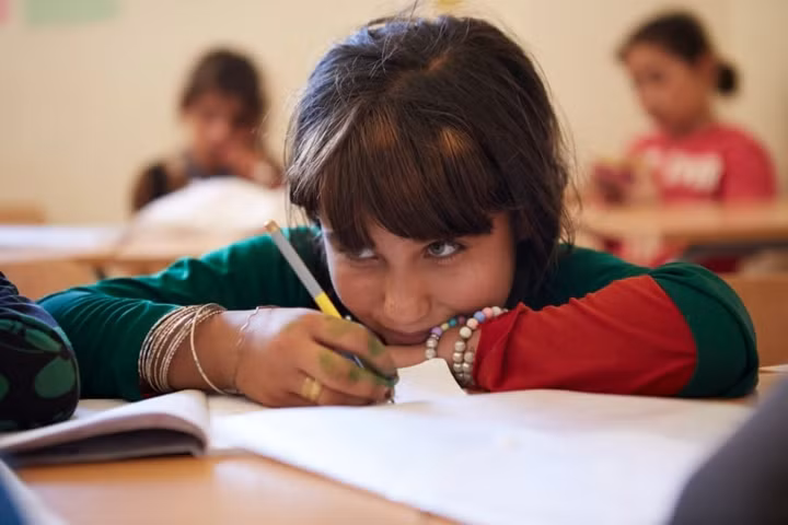 Một bé gái Syria tham gia lớp học đọc viết và làm toán tại Trung tâm Vươn tới Tương lai ở huyện Akkar, thuộc Lebanon