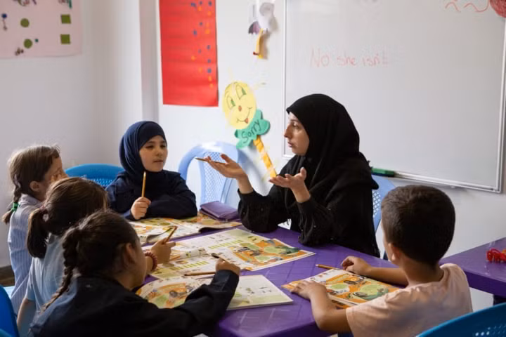 Trẻ tị nạn Syria tham gia các hoạt động học tập tại trung tâm giáo dục ở làng Kayfoun, Lebanon. Các em được hỗ trợ trong khuôn khổ Dự án phát triển tương lai.