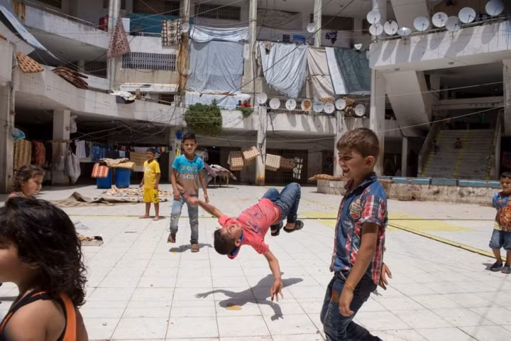 Trẻ em Syria vui đùa tại một khu tị nạn ở Lebanon. Đây là một trung tâm mua sắm đã bị bỏ hoàn và được tận dụng làm nơi ở cho người tị nạn Syria cách đây 6 năm.