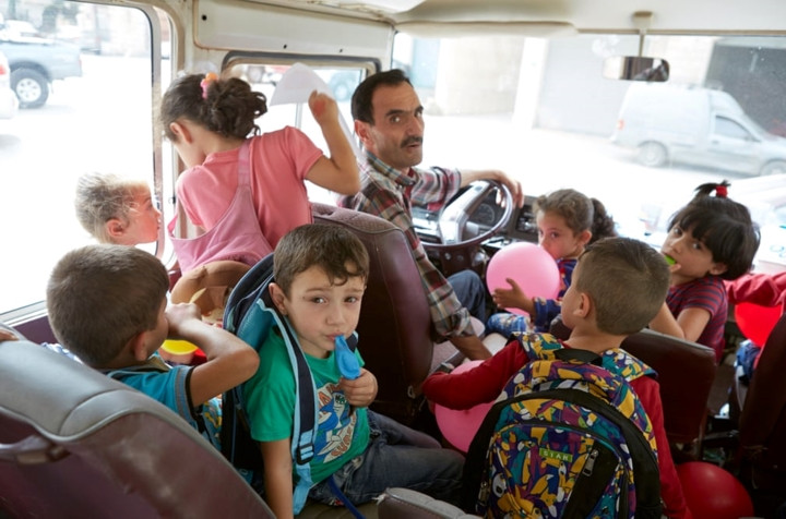 Trẻ em Syria và Jordan được đưa đến trường bằng những chiếc xe buýt công cộng tại thành phố Amman. Trẻ em Syria và Jordan được đưa đến trường bằng những chiếc xe buýt công cộng tại thành phố Amman.