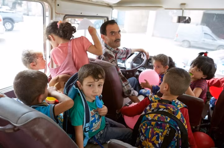 Trẻ em Syria và Jordan được đưa đến trường bằng những chiếc xe buýt công cộng tại thành phố Amman.