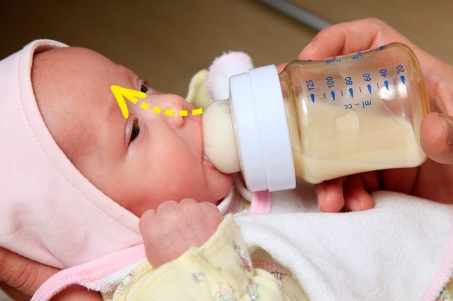 Trẻ sơ sinh vừa nuốt vừa thở đồng thời. Ở trẻ sơ sinh, họng nằm ở vị trí cao hơn ở người lớn. Khi nuốt, lối vào đường hô hấp của các bé không bị nắp thanh quản chặn lại. Do đó, trẻ sơ sinh có thể vừa thở vừa nuốt dễ dàng. Trẻ sơ sinh vừa nuốt vừa thở đồng thời. Ở trẻ sơ sinh, họng nằm ở vị trí cao hơn ở người lớn. Khi nuốt, lối vào đường hô hấp của các bé không bị nắp thanh quản chặn lại. Do đó, trẻ sơ sinh có thể vừa thở vừa nuốt dễ dàng.