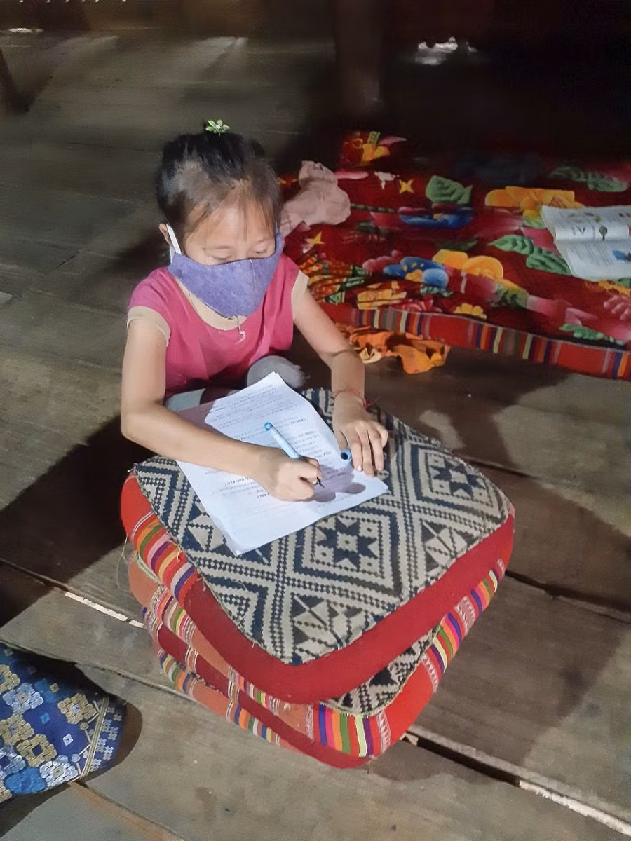 Học sinh học tại nhà cần sự hỗ trợ của phụ huynh, tuy nhiên ở vùng khó, nhiều người chưa thạo tiếng phổ thông, lại thường xuyên đi nương.