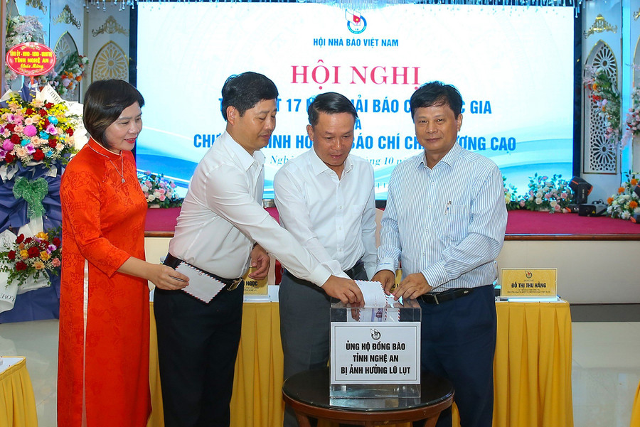 Chung tay ủng hộ đồng bào Nghệ An bị ảnh hưởng lũ lụt là chương trình nhân văn được tổ chức tại hội nghị lần này. Chung tay ủng hộ đồng bào Nghệ An bị ảnh hưởng lũ lụt là chương trình nhân văn được tổ chức tại hội nghị lần này.