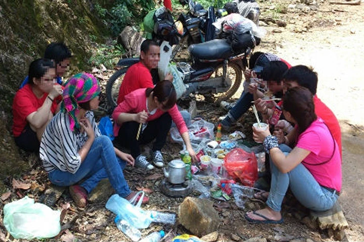 Phượt + xả rác = tàn phá môi trường