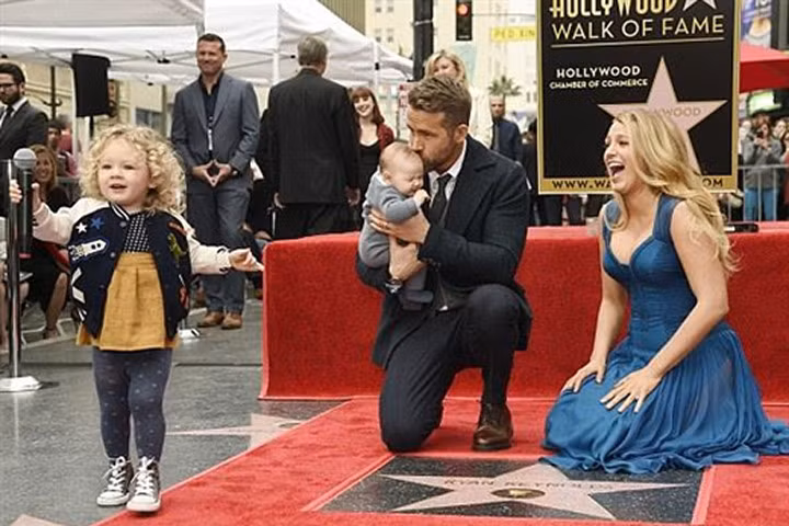 Cặp đôi trai tài gái sắc nhất Hollywood lần đầu khoe "thiên thần"